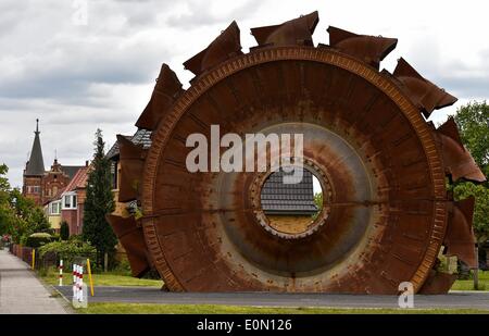 Welzow, Germania. 16 Maggio, 2014. Un grande rusty ordinò al volante di un marrone miniera di carbone si erge in Welzow, Germania, 16 maggio 2014. Gli oppositori intendono protestare contro una possibile estensione delle miniere a cielo aperto che dovrebbe includere per eliminare il distretto Proschim. 350 ambientalisti sono attesi. L'energia svedese Vattenfall società vuole espandere il marrone del carbone di produzione al fine di estrarre 200 milioni di tonnellate di carbone marrone. Circa 800 persone sono minacciate di lasciare. Il governo del Land deve decidere sul controverso argomento. Foto: Patrick Pleul/dpa/Alamy Live News Foto Stock