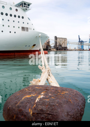 Ferry boat legata a un bollard Foto Stock