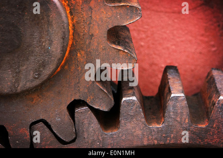 Rusty e metallico ruota dentata della vecchia industria Foto Stock