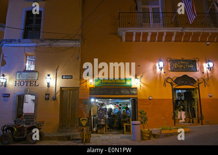 Strada di notte centro storico Guanajuato Messico Foto Stock