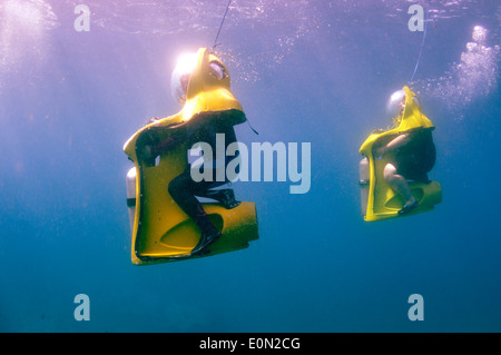 Due BOB 'l'osservazione di respirazione Bubble' scooter subacquei sott'acqua in Tenerife Foto Stock