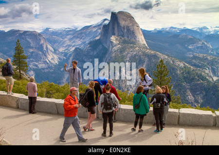 I visitatori la visualizzazione di mezza cupola da Glacier Point Yosemite National Park California USA Foto Stock