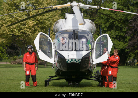 MD902 Explorer elicottero equipaggio dal Kent, Surrey & Sussex Air Ambulance fiducia sulla terra in Ruskin Park dopo il volo di emergenza per il Kings College Hospital di Londra sud. Foto Stock