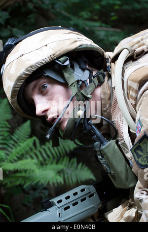 Soldato (attore) nell esercito britannico uniforme con fucile e piena battaglia vestire Foto Stock