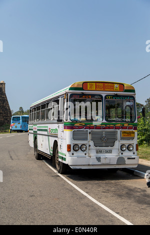 Lanka Ashok Leyland bus sulla strada di Galle, Sri Lanka Foto Stock