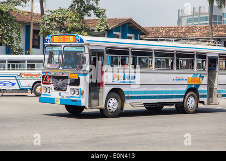 I passeggeri non identificato a lanka Ashok Leyland bus sulla strada di Galle, Sri lanka. lanka Ashok Leyland è joint venture con Ashok Leyland, il secondo più grande produttore di veicoli commerciali dell'india Foto Stock