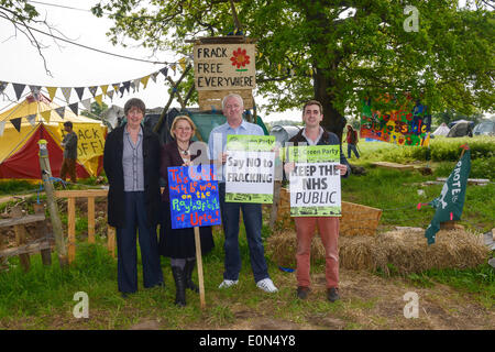 Upton, Chester 16th. Maggio 2014: Natalie Bennett con membri locali del Partito Verde al di fuori del campo di protezione istituito presso Upton, Chester. Verde locale candidato del partito, John McNamara holding 'say NO per Fracking poster'. Foto Stock