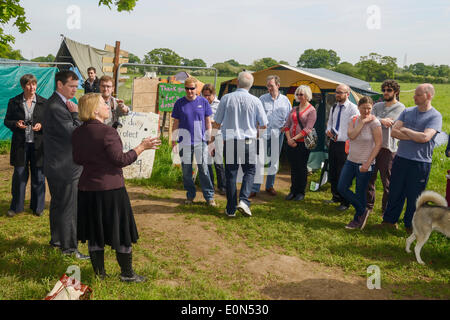 Upton, Chester 16th. Maggio 2014: Natalie Bennet e Peter Cranie indirizzo di un piccolo gruppo di Upton residenti e i giornalisti prima di un tour del camp e l incontro con i residenti di camp. Foto Stock