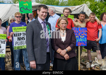 Upton, Chester 16th. Maggio 2014: Upton residenti e anti-fracking attivisti che vivono sul campo di sostare dietro Natalie Bennet e Peter Cranie per premere le foto. Foto Stock