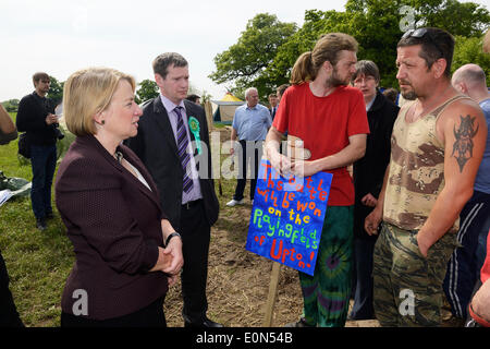 Upton, Chester 16th. Maggio 2014: Natalie Bennett parla con anti-fracking gli attivisti che si riferiscono a se stessi come "protettori" come loro campagna per proteggere l'ambiente da possibili ecologico e danni ambientali fratturazione idraulica può causare. Foto Stock