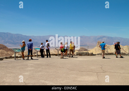 I turisti al Parco Nazionale della Valle della morte di zabriskie Point, che prende il nome da Christian Brevoort Zabriskie della Pacific Coast Borax Company Foto Stock