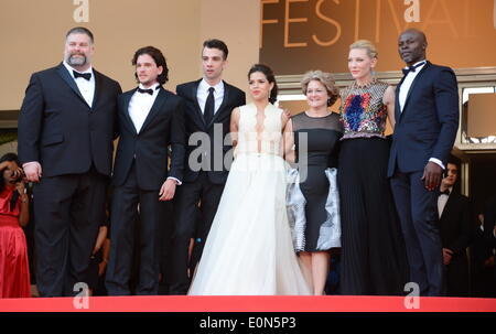 Cannes, Francia. 16 Maggio, 2014. (L-R) Direttore Dean DeBlois, Kit Harington, Jay Baruchel, America Ferrera, Bonnie Arnold, Cate Blanchett, Djimon Hounsou, CEO della DreamWorks Animation Jeffrey Katzenberg e presidente del Festival di Cannes Gilles Jacob frequentare il 'Come addestrare il vostro drago 2' Premiere al 67th annuale di festival di pellicola di Cannes il 16 maggio 2014 a Cannes, Francia. Credito: Federico Injimbert/ZUMAPRESS.com/Alamy Live News Foto Stock