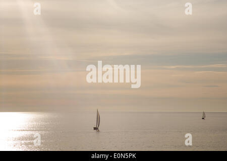 Aberystwyth, Ceredigion, Wales, Regno Unito. 16 Maggio, 2014. I marinai godetevi una bella calda e calma serata presso la cittadina balneare di Aberystwyth su Cardigan Bay. Credito: atgof.co/Alamy Live News Foto Stock