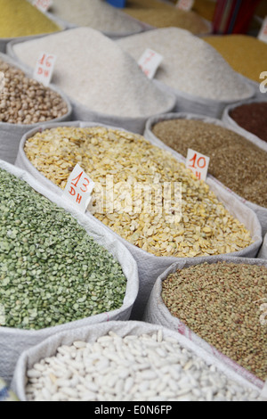 Le spezie per la vendita a Chefchaouen, Marocco Foto Stock