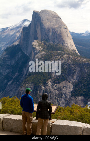 I visitatori la visualizzazione di mezza cupola da Glacier Point Yosemite National Park California USA Foto Stock