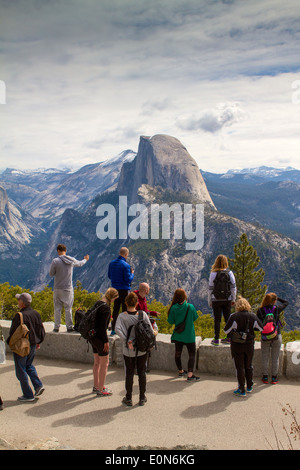 I visitatori la visualizzazione di mezza cupola da Glacier Point Yosemite National Park California USA Foto Stock