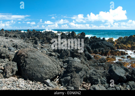 Vulcano rocce sulla spiaggia a Hana a Maui Hawaii Foto Stock