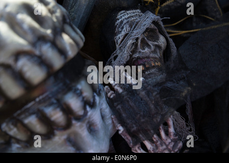 Ghoulish parti scheletriche sono usate come decorazioni di Halloween. Foto Stock