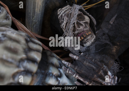 Ghoulish parti scheletriche sono usate come decorazioni di Halloween. Foto Stock