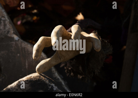 Un ghoulish invece arriva fuori da un mucchio di decorazioni di Halloween. Foto Stock