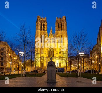 La Cattedrale di San Michele e Santa Gudula è una chiesa cattolica romana sulla collina Treurenberg a Bruxelles, in Belgio. Foto Stock