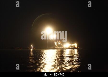 Dacca in Bangladesh. 16 Maggio, 2014. Dhaka Capsizes traghetto 29 morti centinaia i dispersi © Zakir Hossain Chowdhury/NurPhoto/ZUMAPRESS.com/Alamy Live News Foto Stock