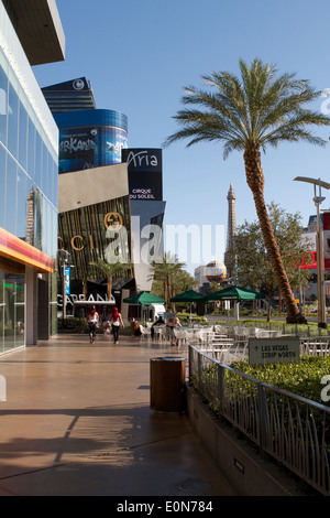 Pedoni, turisti e visitatori sul marciapiede a piedi lungo Las Vegas Blvd (The Strip) Las Vegas Nevada Foto Stock