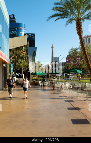 Pedoni, turisti e visitatori sul marciapiede a piedi lungo Las Vegas Blvd (The Strip) Las Vegas Nevada Foto Stock