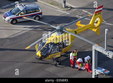 ÖAMTC Rettungshubschrauber im Einsatz - ÖAMTC Salvataggio in elicottero Foto Stock