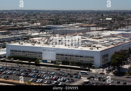 Hawthorne, California, Stati Uniti d'America. 15 Maggio, 2014. La sede centrale di SpaceX (Space Exploration Technologies Corporation) in Hawthorne, California è visto dall'aria a breve distanza dal centro cittadino di Los Angeles © Giovanni Schreiber/ZUMAPRESS.com/Alamy Live News Foto Stock