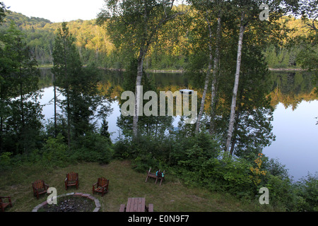 Piccolo lago nel paese cottage in Quebec, Canada Foto Stock