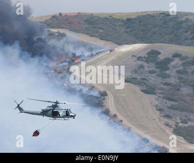 San Clemente, California, Stati Uniti d'America. 16 Maggio, 2014. Un elicottero della Marina Militare torna a prelevare acqua via San Clemente come Marine, Navy e Camp Pendleton i Vigili del fuoco hanno combattuto contro il fuoco Talega venerdì. © David Bro/ZUMAPRESS. Credito: ZUMA Press, Inc./Alamy Live News Foto Stock