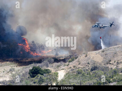 San Clemente, California, Stati Uniti d'America. 16 Maggio, 2014. Un elicottero della Marina Militare gocce acqua sul fuoco linea in corrispondenza del fuoco Talega venerdì. © David Bro/ZUMAPRESS. Credito: ZUMA Press, Inc./Alamy Live News Foto Stock