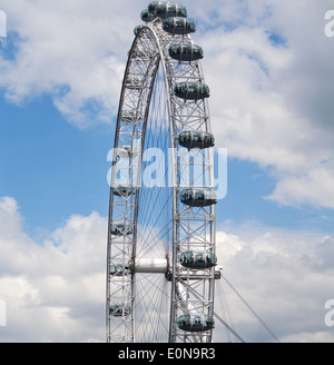 La metà superiore di Londra la ruota panoramica Ferris in un pomeriggio di estate Foto Stock