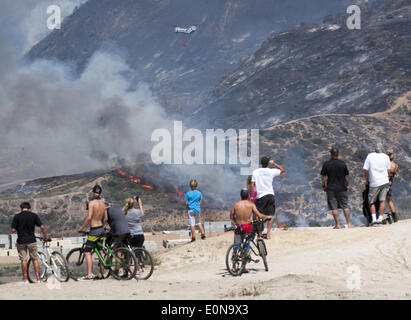 San Clemente, California, Stati Uniti d'America. 16 Maggio, 2014. Decine di persone si sono radunate nelle colline sopra il fuoco Talega per osservare i progressi di Camp Pendleton di ultima fuoco il venerdì. Il Talega incendio al nord la maggior parte delle frontiere di Camp Pendleton impostare un grande pennacchio di fumo di domenica mattina, facilmente osservabile da San Clemente. Il fuoco, circa una metà sud della strada Cristianitos, velocemente spostato a sud-est e lontano da San Clemente ma in edifici noto come la Scuola di fanteria. Credito: ZUMA Press, Inc./Alamy Live News Foto Stock