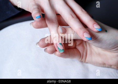 Il processo di creazione di un salone di manicure spa closeup shot Foto Stock