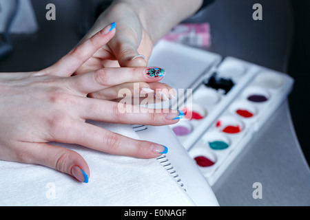 Il processo di creazione di un salone di manicure spa closeup shot Foto Stock