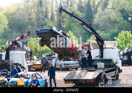 Gara banger racing stock auto automobili Demolition derby distruzione derbies hiab gru area pit box autocarro carrello di sollevamento gru di sollevamento Foto Stock