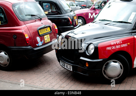 Taxi fuori stazione di Coventry, Regno Unito Foto Stock