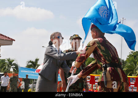 Phnom Penh Cambogia. Il 17 maggio 2014. Claire Van der Vaeren (L), coordinatore residente delle Nazioni Unite per lo sviluppo, Program-Cambodia mani una bandiera ONU per un cambogiano peacekeeper in Phnom Penh Cambogia, 17 maggio 2014. Cambogia spediti il terzo lotto di 152 militari e i medici per il sud Sudan sabato per prendere parte a una delle Nazioni Unite operazione di mantenimento della pace. © Phearum/Xinhua/Alamy Live News Foto Stock