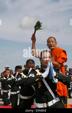 Phnom Penh Cambogia. Il 17 maggio 2014. Un monaco buddista schizza acqua santa su cambogiano i caschi blu a Phnom Penh Base Aerea Militare di Phnom Penh, Cambogia, 17 maggio 2014. Cambogia spediti il terzo lotto di 152 militari e i medici per il sud Sudan sabato per prendere parte a una delle Nazioni Unite operazione di mantenimento della pace. © Phearum/Xinhua/Alamy Live News Foto Stock