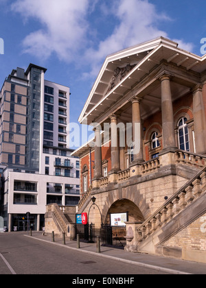 Il vecchio e il nuovo. Vecchia casa personalizzata con alto e moderno blocco di appartamenti al di là, Ipswich Quay, Suffolk, Inghilterra, Regno Unito Foto Stock