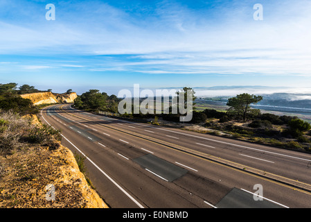 North Torrey Pines Road visto dalla Torrey Pines Riserva Naturale Statale. San Diego, California, Stati Uniti. Foto Stock