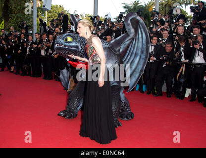 L'attrice Cate Blanchett e inefficaci, il drago, partecipare alla premiere di 'Come addestrare il vostro drago 2' durante la 67th Cannes International Film Festival presso il Palais des Festivals a Cannes, Francia, il 16 maggio 2014. Foto: Hubert Boesl Foto Stock