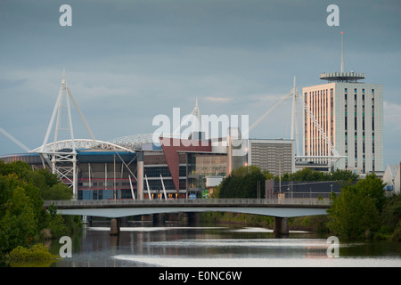 Il Millennium Stadium e il fiume Taff nel centro di Cardiff, Galles al tramonto. Foto Stock