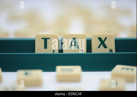 Piastrelle Scrabble la lettura delle parole tax Foto Stock