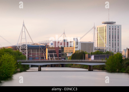 Cardiff City Centre al tramonto che mostra il fiume Taff e Millennium Stadium. Foto Stock