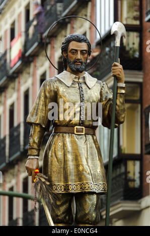 Statua di San Isidro essendo portato in processione per la Fiesta de San Isidro, Madrid Foto Stock