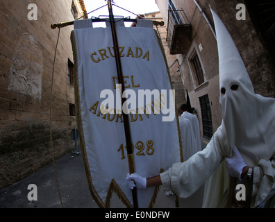 I penitenti si vede durante la celebrazione di una Domenica di Pasqua processione delle palme nell'isola di Maiorca, SPAGNA Foto Stock