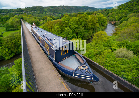 Un canal boat in Llangollen canal passa sopra il fiume Dee su Acquedotto Pontcysyllte, Trevor, il Galles del Nord Foto Stock